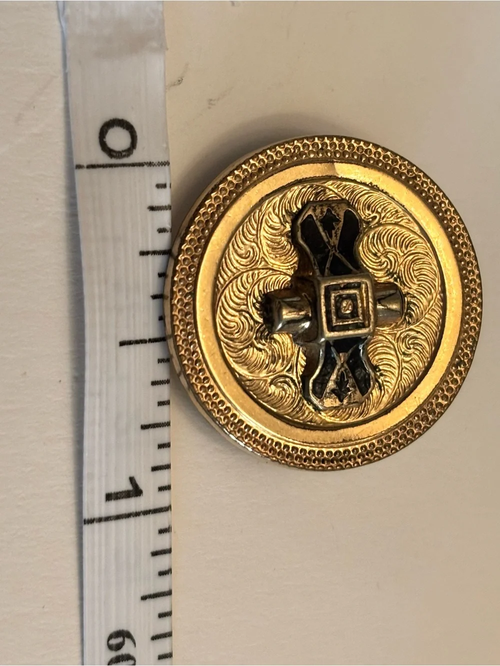 AUTHENTIC VICTORIAN MOURNING/HERALDIC TAILLE D'ÉPARGNE BROOCH (c. 1880s). 4.3g.